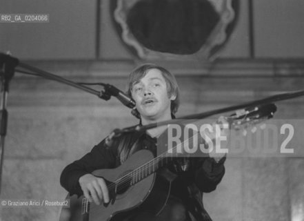 VENEZIA 1977 KAREL KRYL CONCERTO © ARCHIVIO Graziano Arici/Rosebud2  BIENNALE 77 MUSICA IL DISSENSO CULTURALE CANTANTE KAREL KRYL ATENEO VENETO CANTAUTORI DEL DISSENSO