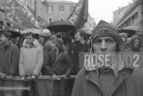 VENEZIA 1977 CORTEO E GALLO PCI © ARCHIVIO Graziano Arici/Rosebud2  CORTEO MANIFESTAZIONE ANTIFASCISTA MILITANTE GALLO PCI