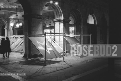 VENEZIA 1977 INGRESSO ALLALA NAPOLEONICA © ARCHIVIO Graziano Arici/Rosebud2  BIENNALE MUSICA 77 IL DISSENSO CULTURALE VARIE ALA NAPOLEONICA PIAZZA SAN MARCO CONVEGNI