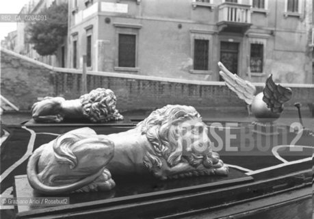 VENEZIA 1978 BARCA PORTA MORTI © ARCHIVIO Graziano Arici/Rosebud2  FONDAMENTA DELLA MISERICORDIA BARCA DEFUNTI DECORAZIONI LEONI