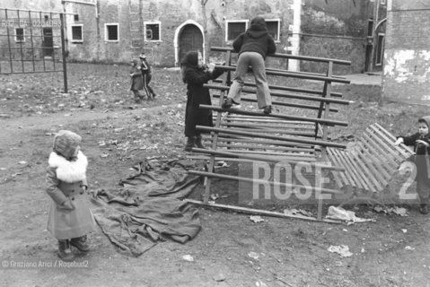 VENEZIA 1978 PARCO GIOCHI E BAMBINI © ARCHIVIO Graziano Arici/Rosebud2  BAMBINI GIOCHI PARCO GIOSTRINE SANTA MARTA