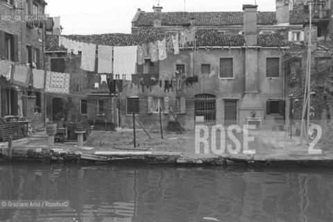 VENEZIA 1978 CASA © ARCHIVIO Graziano Arici/Rosebud2  SANTA MARTA CASA PANNI STESI GIARDINO CANALE