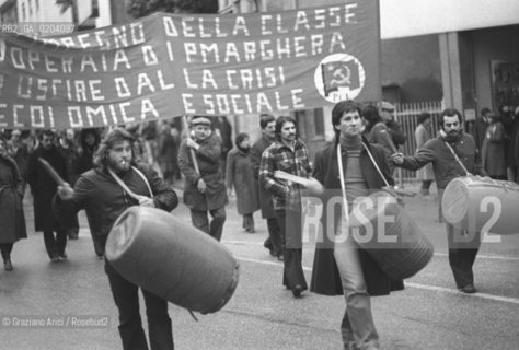 MESTRE 1978 MANIFESTAZIONE PCI © ARCHIVIO Graziano Arici/Rosebud2  MANIFESTAZIO E PROTESTA POLITICA PARTITO COMUNISTA ITALIANO STRISCIONI CORTEO MANIFESTANTI TAMBURI SUONATORI BANDA
