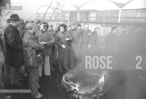 MARGHERA 1978 SCIOPERO MONTEDISON © ARCHIVIO Graziano Arici/Rosebud2  SCIOPERO OPERAI FABBRICA MONTEDISON MARGHER MANIFESTAZIONE FUOCO MANIFESTI