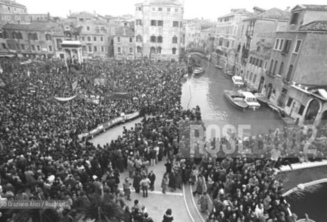 VENEZIA 1978 FUNERALE VITTIMA ATTENTATO © ARCHIVIO Graziano Arici/Rosebud2  BOMBA VENEZIA ATTENTATO GAZZETTINO VITTIMA FUNERALI SAN GIOVANNI E PAOLO FOLLA