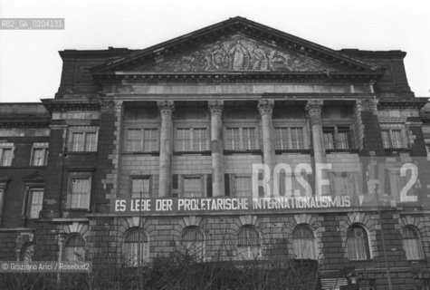 DRESDA 1978 MONUMENTO CON STRISCIONE PROLETARIATO INTERNAZIONALE © ARCHIVIO Graziano Arici/Rosebud2  DRESDA CITTA MONUMENTI REPUBBLICA DEMOCRATICA TEDESCA