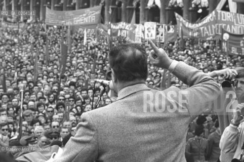 VENEZIA 1978 25 APRILE A SAN MARCO © ARCHIVIO Graziano Arici/Rosebud2  ANNIVERSARIO COSTITUZIONE REPUBBLICA PIAZZA SAN MARCO 30.000 PERSONE POLITICO LUCIANO LAMA CHE PARLA