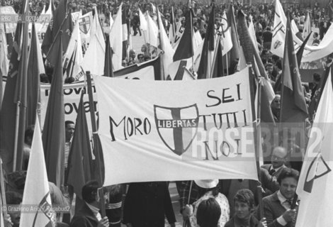 VENEZIA 1978 25 APRILE A SAN MARCO BANDIERE ALDO MORO © ARCHIVIO Graziano Arici/Rosebud2  BANDIERE ASSASSINIO DI ALDO MORO ANNIVERSARIO COSTITUZIONE REPUBBLICA PIAZZA SAN MARCO 30.000 PERSONE POLITICO LUCIANO LAMA CHE PARLA