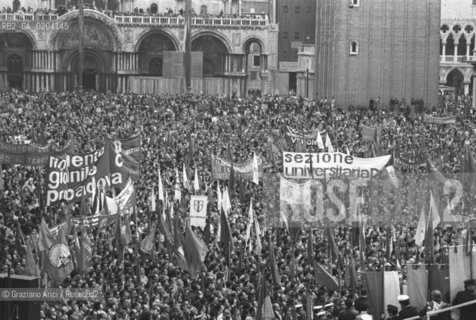 VENEZIA 1978 25 APRILE A SAN MARCO © ARCHIVIO Graziano Arici/Rosebud2  BANDIERE ANNIVERSARIO COSTITUZIONE REPUBBLICA PIAZZA SAN MARCO 30.000 PERSONE