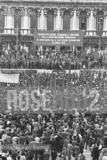 VENEZIA 1978 25 APRILE A SAN MARCO © ARCHIVIO Graziano Arici/Rosebud2  BANDIERE ANNIVERSARIO COSTITUZIONE REPUBBLICA PIAZZA SAN MARCO 30.000 PERSONE