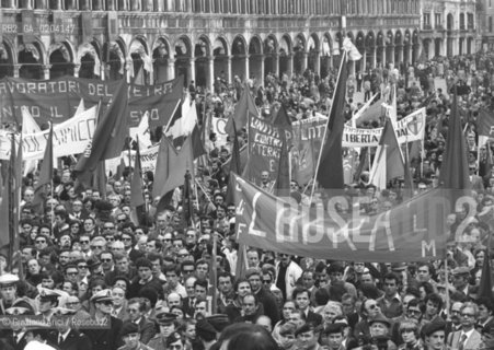 VENEZIA 1978 25 APRILE A SAN MARCO © ARCHIVIO Graziano Arici/Rosebud2  BANDIERE ANNIVERSARIO COSTITUZIONE REPUBBLICA PIAZZA SAN MARCO 30.000 PERSONE