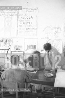 VENEZIA 1978 PAZIENTI SAN SERVOLO © ARCHIVIO Graziano Arici/Rosebud2  OSPEDALE PSICHIATRICO SAN SERVOLO PAZIENTI DISEGNI ANGOLO DELLA PITTURA