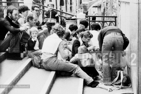 VENEZIA 1978 TURISTI SU PONTE © ARCHIVIO Graziano Arici/Rosebud2  TURISTI SEDUTI SU PONTE PRANZO AL SACCO