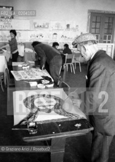 VENEZIA 1978 PAZIENTE OSPEDALE DI SAN SERVOLO © ARCHIVIO Graziano Arici/Rosebud2  OSPEDALE PSICHIATRICO ISOLA SAN SERVOLO VENEZIA PAZIENTE CHE PITTURA ANGOLO RICREATIVO