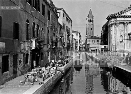 VENEZIA 1978 IMMONDIZIA NELLE FONDAMENTA A VENEZIA © ARCHIVIO Graziano Arici/Rosebud2  DEGRADO CITTA SPORCIZIA IMMONDIZIA CUMULI VENEZIA