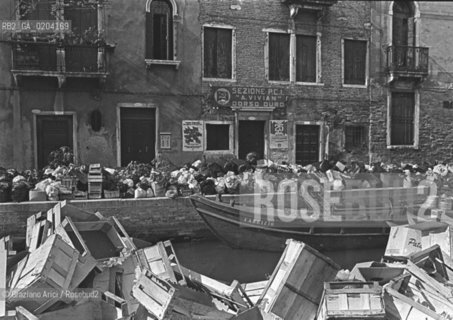 VENEZIA 1978 SEZIONE PCI CON IMMONDIZIA DAVANTI © ARCHIVIO Graziano Arici/Rosebud2  DEGRADO CITTA VENEZIA IMMONDIZIA IN FONDAMENTA SEZIONE PARTITO COMUNISTI ITALIANI