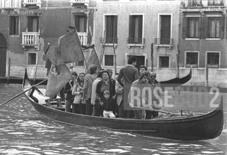 VENEZIA 1978 MANIFESTANTI PER MORTE ALDO MORO IN GONDOLA © ARCHIVIO Graziano Arici/Rosebud2  MANIFESTAZIONE PCI UCCIOSIONE ALDO MORO GONDOLA MANIFESTANTI