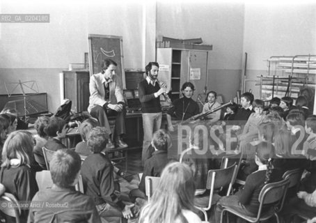 VENEZIA 1978 CORSO DI MUSICA COMUNE © ARCHIVIO Graziano Arici/Rosebud2  CORSO MUSICA COMUNE BAMBINI SCUOLA INSEGNANTI