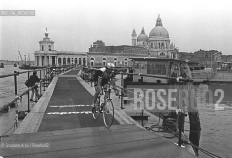 VENEZIA 1978 GIRO DITALIA A VENEZIA © ARCHIVIO Graziano Arici/Rosebud2  MADONNA DELLA SALUTE PASSERELLA PIAZZA SAN MARCO CICLISTI GARA SPORTIVA