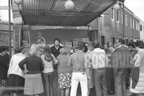VENEZIA 1978 BANCHETTO DELLA PESCA ALLA FESTA DELLUNITA © ARCHIVIO Graziano Arici/Rosebud2  FESTA UNITA PCI PESCA GIOCO MURANO