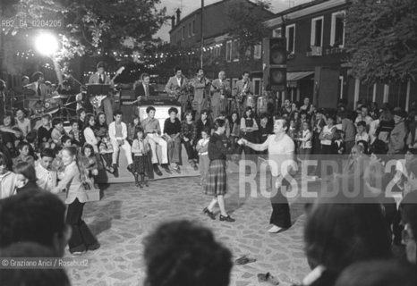 VENEZIA 1978 FESTA DELLUNITA A MURANO © ARCHIVIO Graziano Arici/Rosebud2  FESTA UNITA PCI ORCHESTRA DANZE FOLLA MURANO