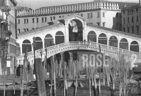 VENEZIA 1979 VEDUTA PONTE DI RIALTO © ARCHIVIO Graziano Arici/Rosebud2  PONTE RIALTO VEDUTA FRONTALE BRICCOLE BARCHE