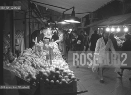 VENEZIA 1979 MERCATO DI RIALTO © ARCHIVIO Graziano Arici/Rosebud2   MERCATO ORTOFRUTTICOLO DI RIALTO BANCO FRUTTA CLIENTI
