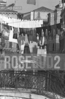 VENEZIA 1979 PANNI STESI NELLE CASE VENEZIANE © ARCHIVIO Graziano Arici/Rosebud2  VENEZIA USANZE PANNI STESI CASE VENEZIANE USI E COSTUMI