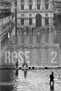 VENEZIA 1979 ACQUA ALTA © ARCHIVIO Graziano Arici/Rosebud2  PROBLEMI VENEZIA ACQUA ALTA PIAZZA SAN MARCO VEDUTA DALLALTO PASSERELLE