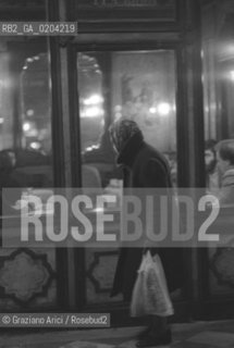 VENEZIA 1979 DONNA ANZIANA CHE GUARDA DENTRO AL CAFFE FLORIAN © ARCHIVIO Graziano Arici/Rosebud2  ANZIANA DIFFERENZE SOCIALI PIAZZA SAN MARCO CAFFE FLORIAN VISTO DA FUORI