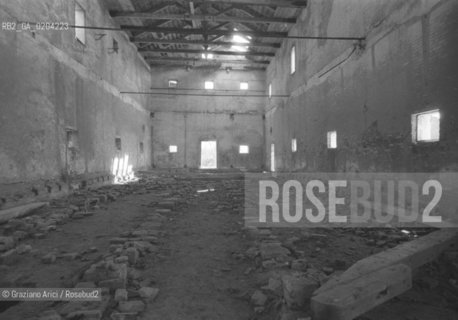 VENEZIA 1979 SANTO SPIRITO © ARCHIVIO Graziano Arici/Rosebud2  INTERNI CHIESA  ISOLA SANTO SPIRITO ISOLE ABBANDONATE  DEGRADO