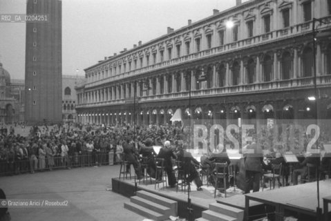 VENEZIA 1979 CONCERTO DI PROTESTA DELLORCHESTRA DELLA FENICE © ARCHIVIO Graziano Arici/Rosebud2  SCIOPERO NAZIONALE ENTI LIRICI CONCERTO PROTESTA ORCHESTRA TEATRO LA FENICE PIAZZA SAN MARCO