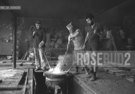 VENEZIA 1979 OPERAI CHE LAVORANO IN FONDERIA VALESE © ARCHIVIO Graziano Arici/Rosebud2  FONDERIA VALESE ARTIGIANATO CENTRO STORICO
