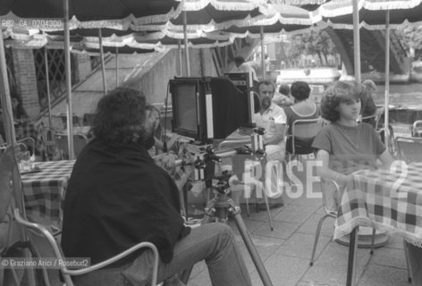 VENEZIA 1979 FOTOGRAFO NEAL SLAVIN IN UN BAR VICINO AL PONTE DELLACCADEMIA © ARCHIVIO Graziano Arici/Rosebud2  MOSTRA VENEZIA 79 LA FOTOGRAFIA WORKS SHOPS