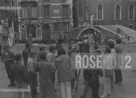 VENEZIA 1979 FOTOGRAFO NEAL SLAVIN IN CAMPO SAN MANIN  © ARCHIVIO Graziano Arici/Rosebud2  MOSTRA VENEZIA 79 LA FOTOGRAFIA WORKS SHOPS