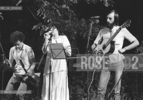 MESTRE 1979 GRUPPO TOROTOTELA © ARCHIVIO Graziano Arici/Rosebud2  MESTRE MUSICA A MESTRE GRUPPO FOLK TOROTOTELA GIORNALISTA LA NUOVA ALBERTO VITUCCI CANTANTE MICHELA BRUGNERA