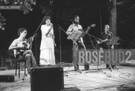 MESTRE 1979 GRUPPO TOROTOTELA © ARCHIVIO Graziano Arici/Rosebud2  MESTRE MUSICA A MESTRE GRUPPO FOLK TOROTOTELA GIORNALISTA LA NUOVA ALBERTO VITUCCI CANTANTE MICHELA BRUGNERA