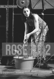 MESTRE 1979 MUSICA A MESTRE © ARCHIVIO Graziano Arici/Rosebud2  MUSICA STRUMENTI A PERCUSSIONE BACINELLA ACQUA ORCHESTRA PERCUSSIONI