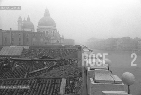 VENEZIA 1979 PUNTA DELLA DOGANA © ARCHIVIO Graziano Arici/Rosebud2  PUNTA DOGANA TETTI PANORAMICA DALLALTO