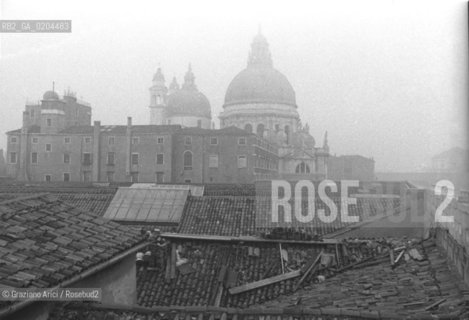 VENEZIA 1979 PUNTA DELLA DOGANA © ARCHIVIO Graziano Arici/Rosebud2  PUNTA DOGANA TETTI PANORAMICA DALLALTO