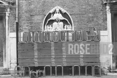 VENEZIA 1979 PASSERELLE PER LACQUA ALTA © ARCHIVIO Graziano Arici/Rosebud2  PASSERELLE PROBLEMI DISAGI VENEZIA ACQUA ALTA