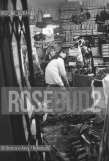 VENEZIA 1979 ACQUA ALTA NEI NEGOZI © ARCHIVIO Graziano Arici/Rosebud2  ALTA MAREA CAMPO SAN STIN BAMBINI PROBLEMI DISAGI VENEZIA NEGOZIO SCARPE