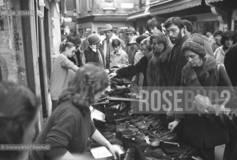 VENEZIA 1979 VENDITA SCARPE DOPO ACQUA ALTA © ARCHIVIO Graziano Arici/Rosebud2  ALTA MAREA CAMPO SAN STIN BAMBINI PROBLEMI DISAGI VENEZIA BANCERELLE  SCARPE