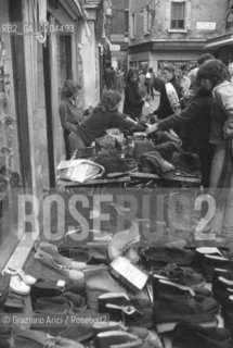 VENEZIA 1979 VENDITA SCARPE DOPO ACQUA ALTA © ARCHIVIO Graziano Arici/Rosebud2  ALTA MAREA CAMPO SAN STIN BAMBINI PROBLEMI DISAGI VENEZIA BANCERELLE  SCARPE