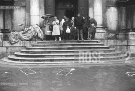 VENEZIA 1979 ACQUA ALTA A VENEZIA © ARCHIVIO Graziano Arici/Rosebud2  ALTA MAREA CHIESA DI SAN SALVADOR  DISAGI PROBLEMI VENEZIA