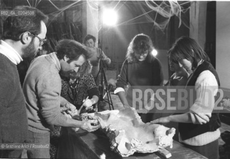 VENEZIA 1980 DONATO SARTORI BIENNALE TEATRO © ARCHIVIO Graziano Arici/Rosebud2  BIENNALE 80 TEATRO PERFORMANCE ALLESTIMENTO MASCHERE CALCHI CORPI NUDI CARNEVALE TEATRINO PALAZZO GRASSI