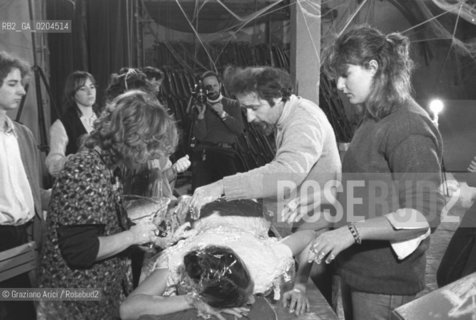 VENEZIA 1980 BIENNALE TEATRO CON DONATO SARTORI © ARCHIVIO Graziano Arici/Rosebud2  BIENNALE 80 TEATRO PERFORMANCE ALLESTIMENTO MASCHERE CALCHI CORPI NUDI CARNEVALE TEATRINO PALAZZO GRASSI
