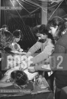 VENEZIA 1980 BIENNALE TEATRO CON DONATO SARTORI © ARCHIVIO Graziano Arici/Rosebud2  BIENNALE 80 TEATRO PERFORMANCE ALLESTIMENTO MASCHERE CALCHI CORPI NUDI CARNEVALE TEATRINO PALAZZO GRASSI
