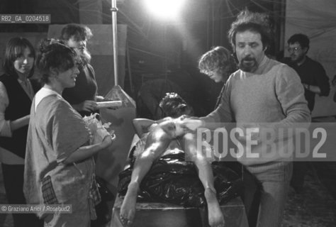 VENEZIA 1980 BIENNALE TEATRO CON DONATO SARTORI © ARCHIVIO Graziano Arici/Rosebud2  BIENNALE 80 TEATRO PERFORMANCE ALLESTIMENTO MASCHERE CALCHI CORPI NUDI CARNEVALE TEATRINO PALAZZO GRASSI