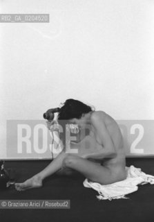 VENEZIA 1980 RAGAZZA NUDA CHE SI ASCIUGA COL PHON © ARCHIVIO Graziano Arici/Rosebud2  BIENNALE 80 TEATRO PERFORMANCE DONATO SARTORI ALLESTIMENTO MASCHERE CALCHI CORPI NUDI CARNEVALE TEATRINO PALAZZO GRASSI